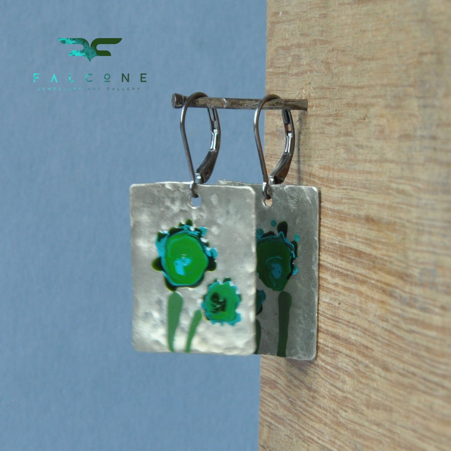 Pendientes esmaltados de latón blanco - joyería única hecha a mano 'Flores en verde esmeralda'