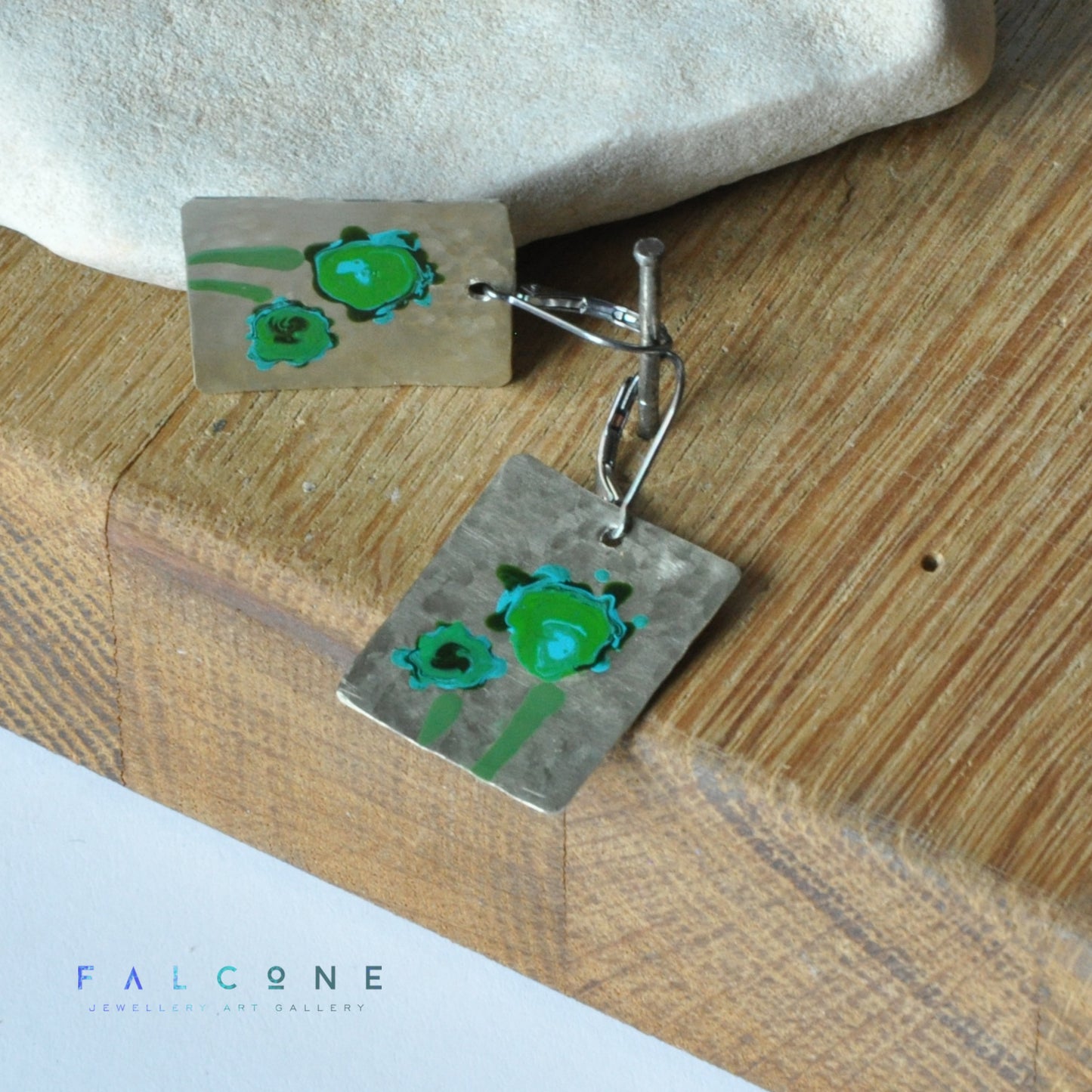 Pendientes esmaltados de latón blanco - joyería única hecha a mano 'Flores en verde esmeralda'