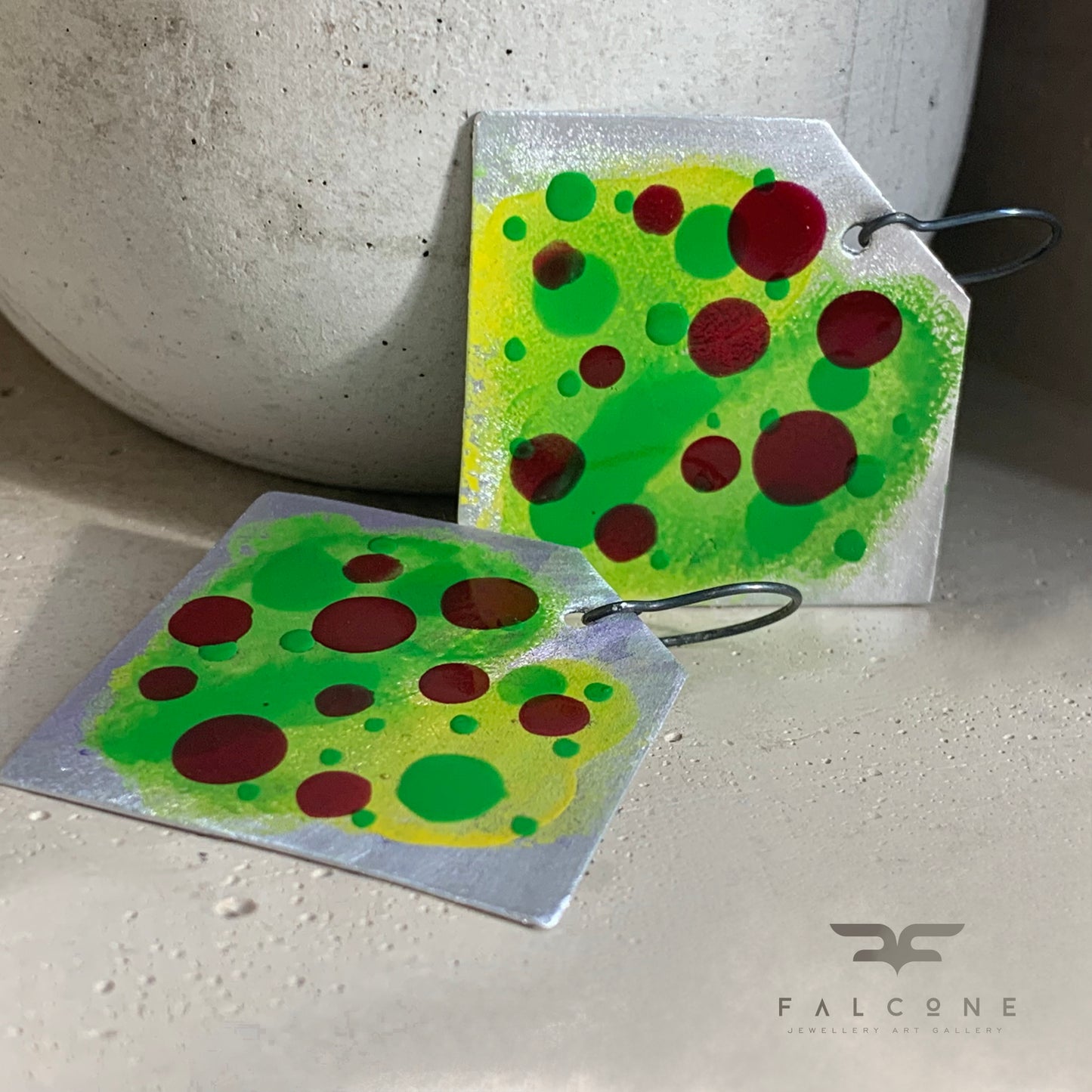 Pendientes de aluminio esmaltado 'Lime in Maroon Dots'