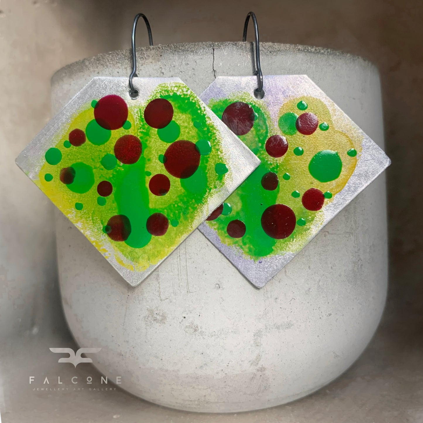 Pendientes de aluminio esmaltado 'Lime in Maroon Dots'