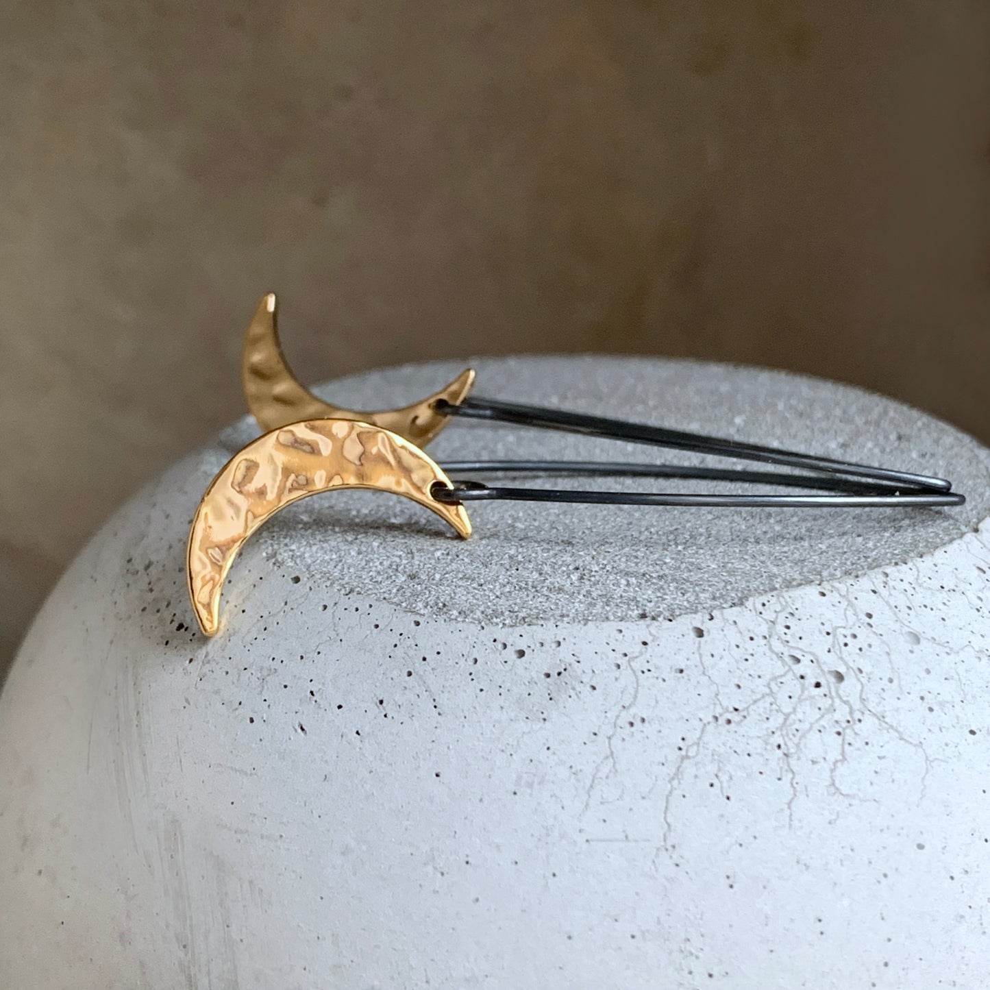 Pendientes de latón bañado en oro y plata de ley 'Antes de la luna llena'