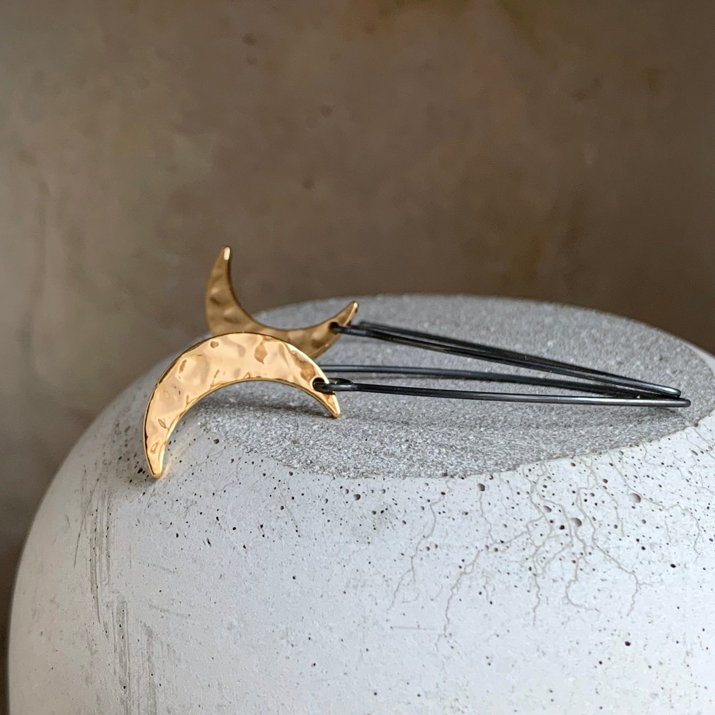 Pendientes de latón bañado en oro y plata de ley 'Antes de la luna llena'