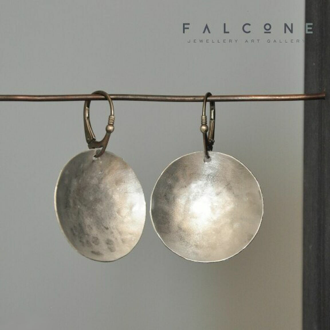 Pendientes de aluminio satinado en forma de cuenco 'Moonlight'