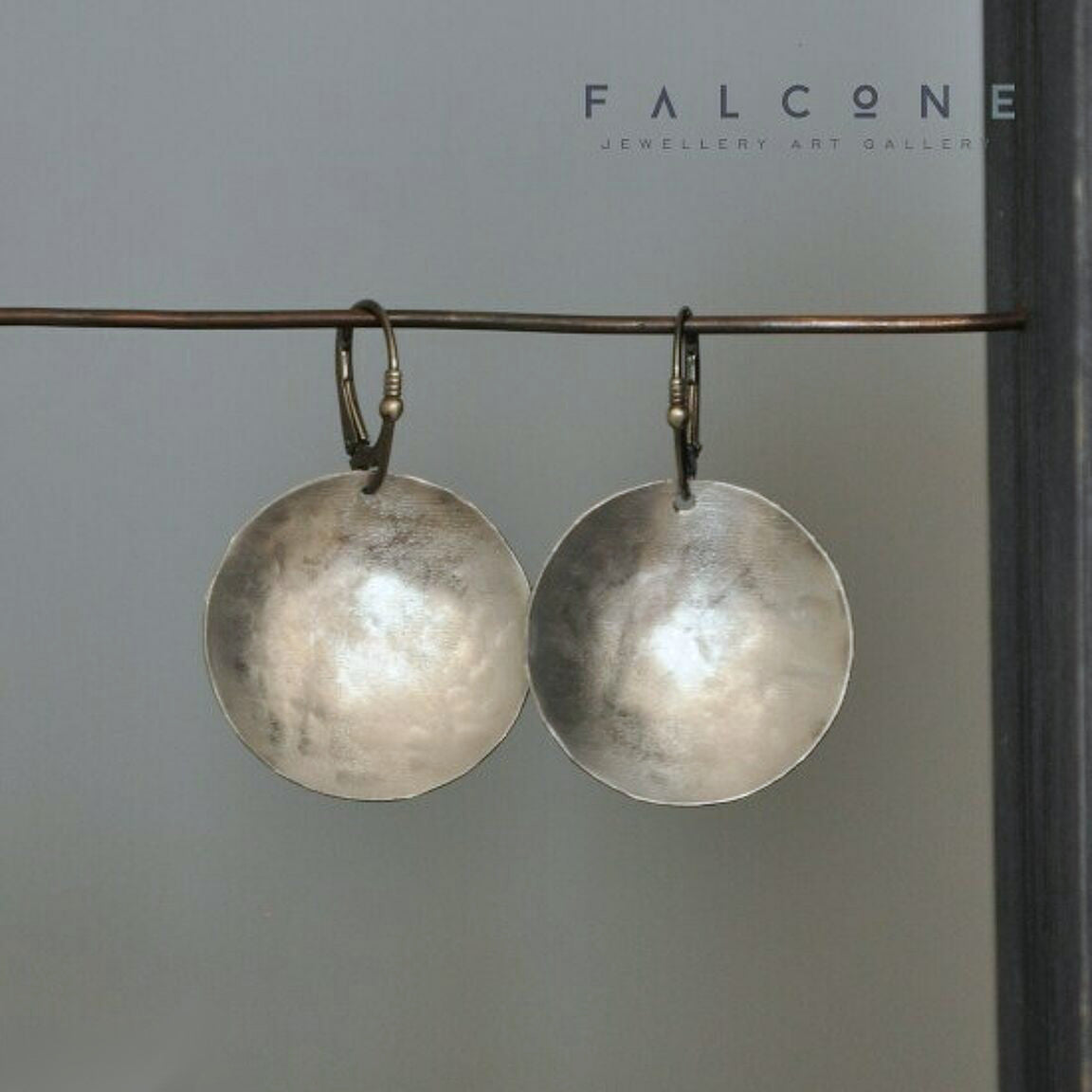 Pendientes de aluminio satinado en forma de cuenco 'Moonlight'