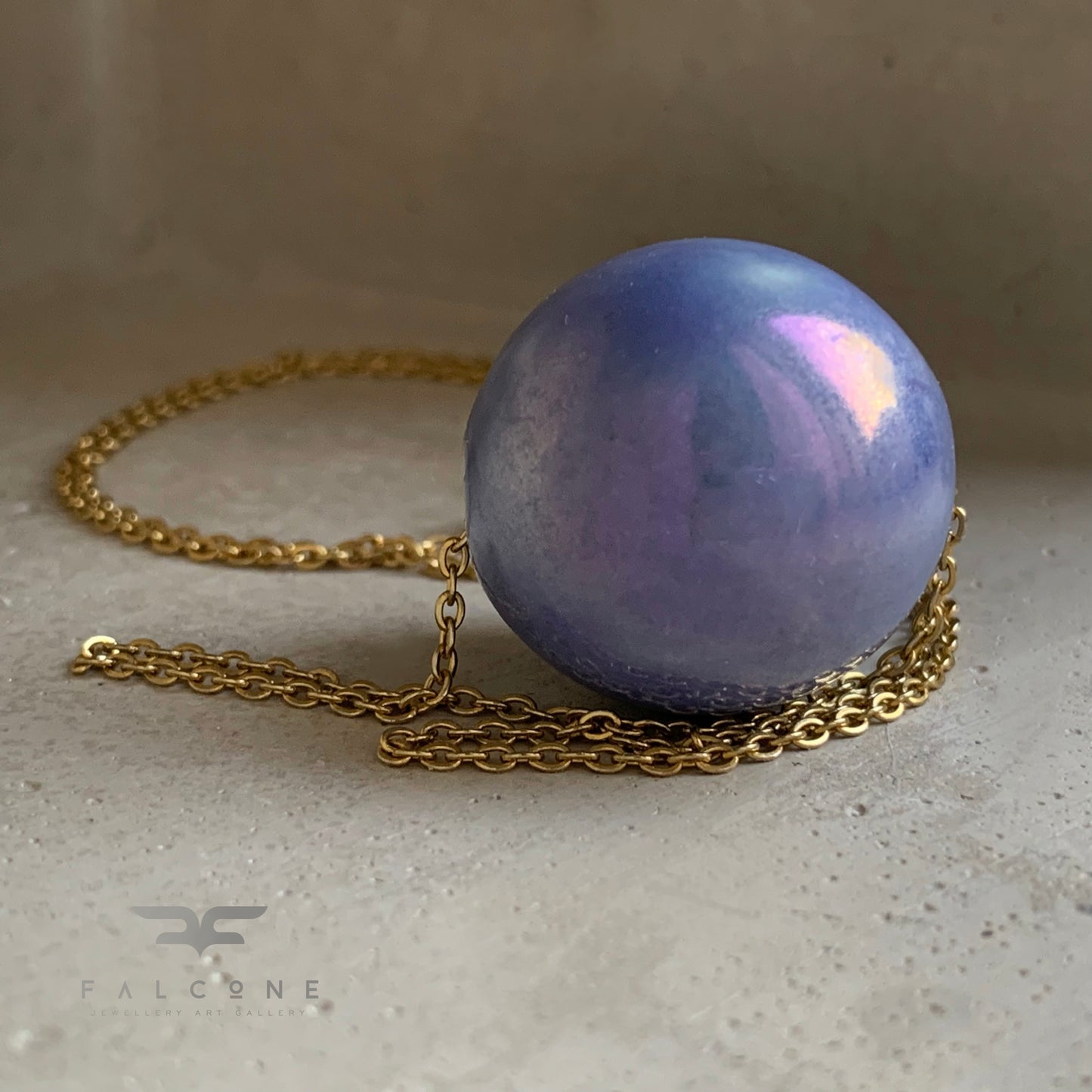 Collar de latón bañado en oro y cerámica 'Sphere'