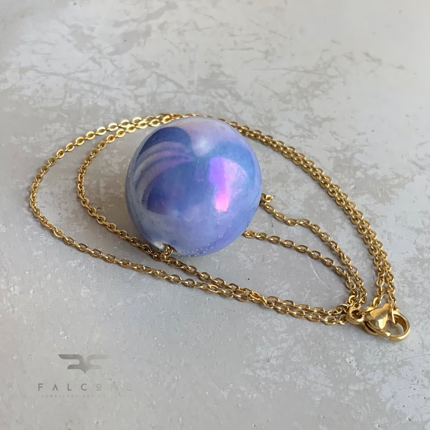 Collar de latón bañado en oro y cerámica 'Sphere'