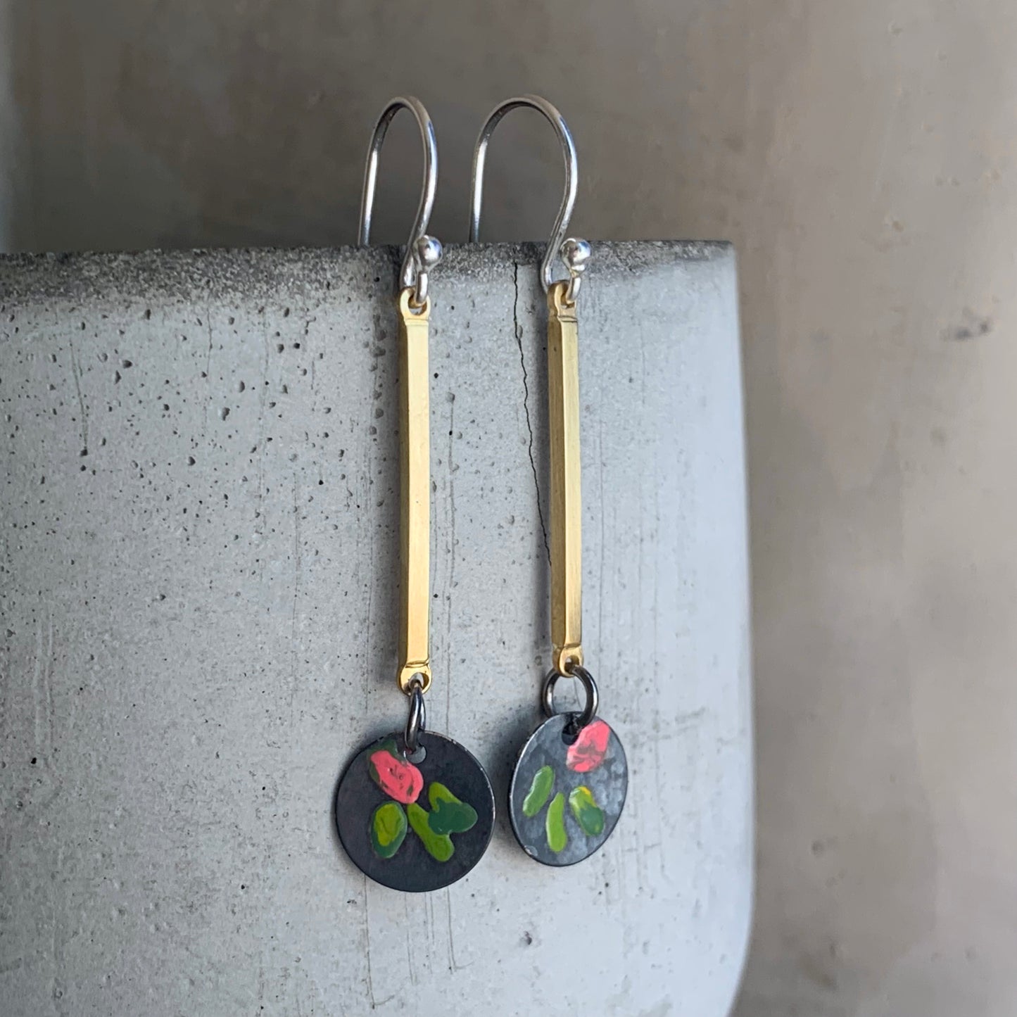 Pendientes de latón y plata 'Tallos de flores silvestres, verde y rosa'