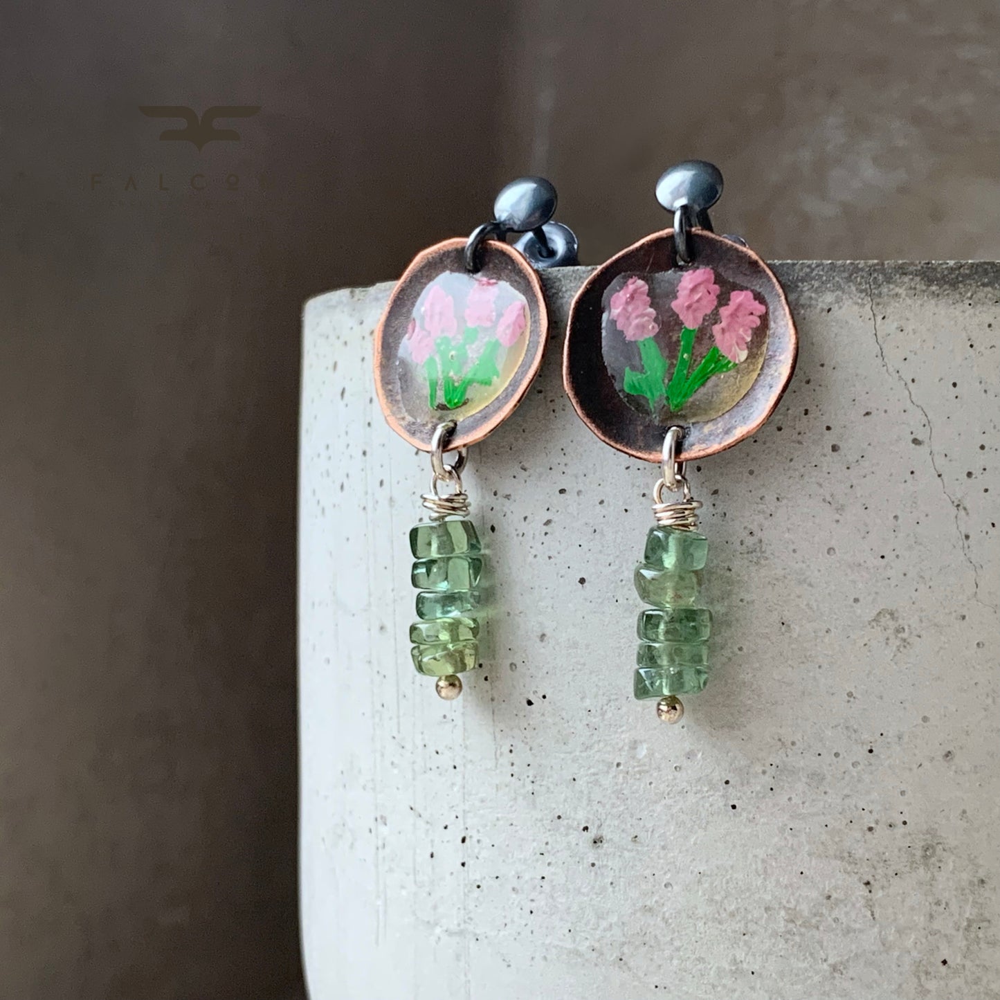 Pendientes de cobre y plata con flores esmaltadas y discos de peridotos 'Flowers in Peridots'