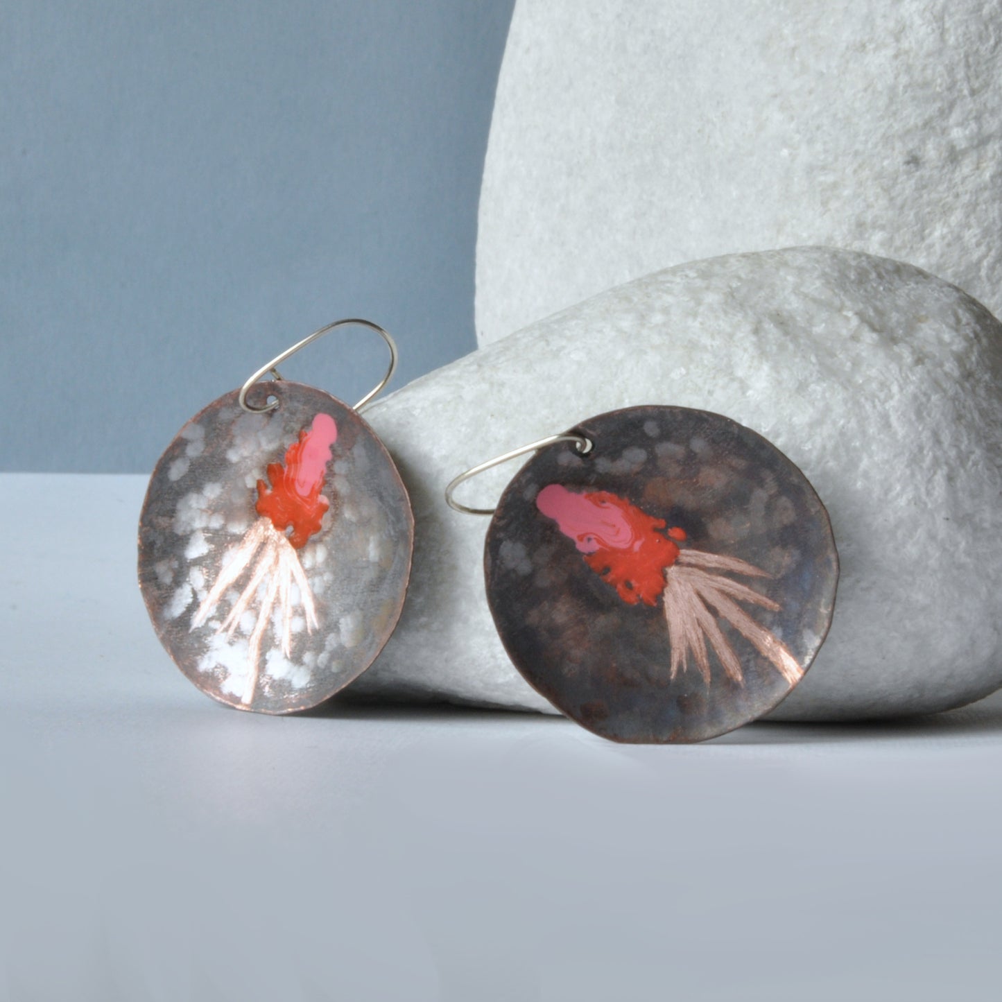 Pendientes grandes de cobre y plata con motivo grabado y esmaltado 'Flores en rojo y rosa'