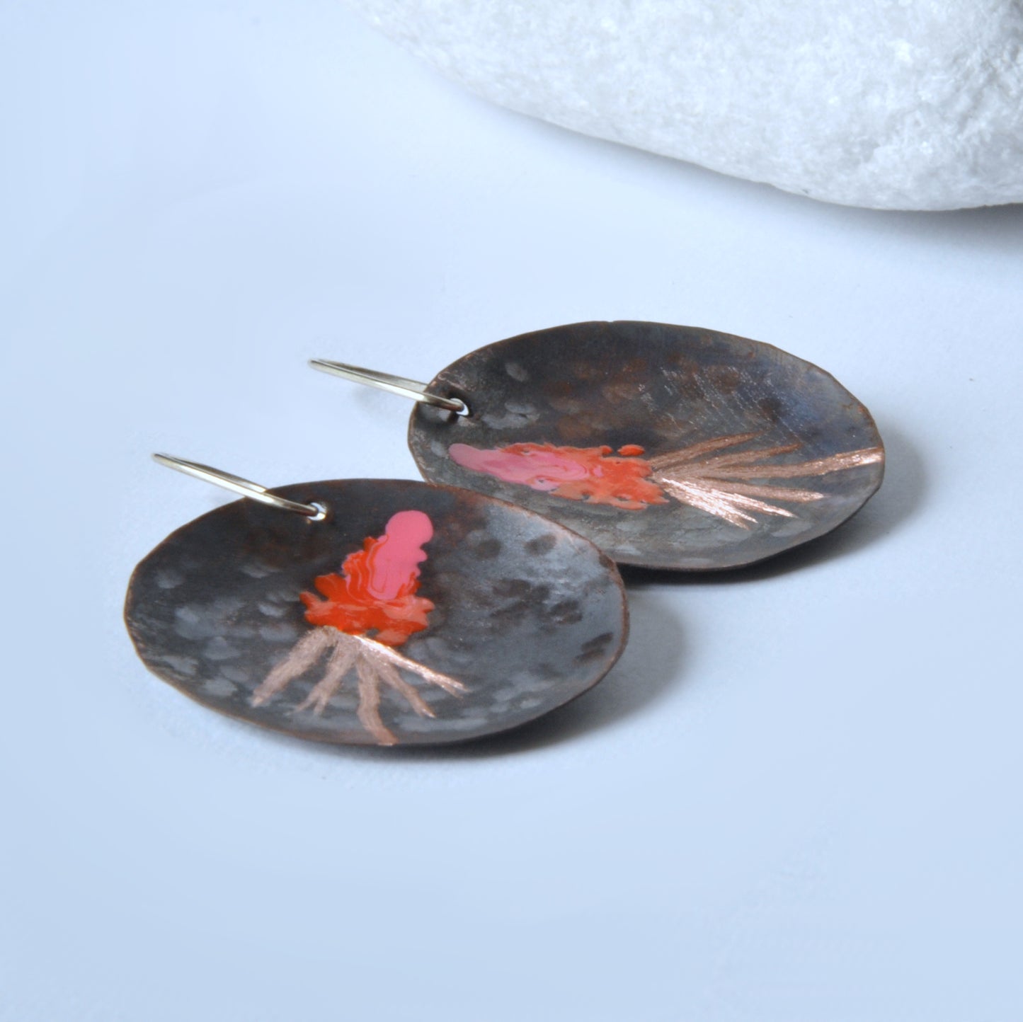 Pendientes grandes de cobre y plata con motivo grabado y esmaltado 'Flores en rojo y rosa'