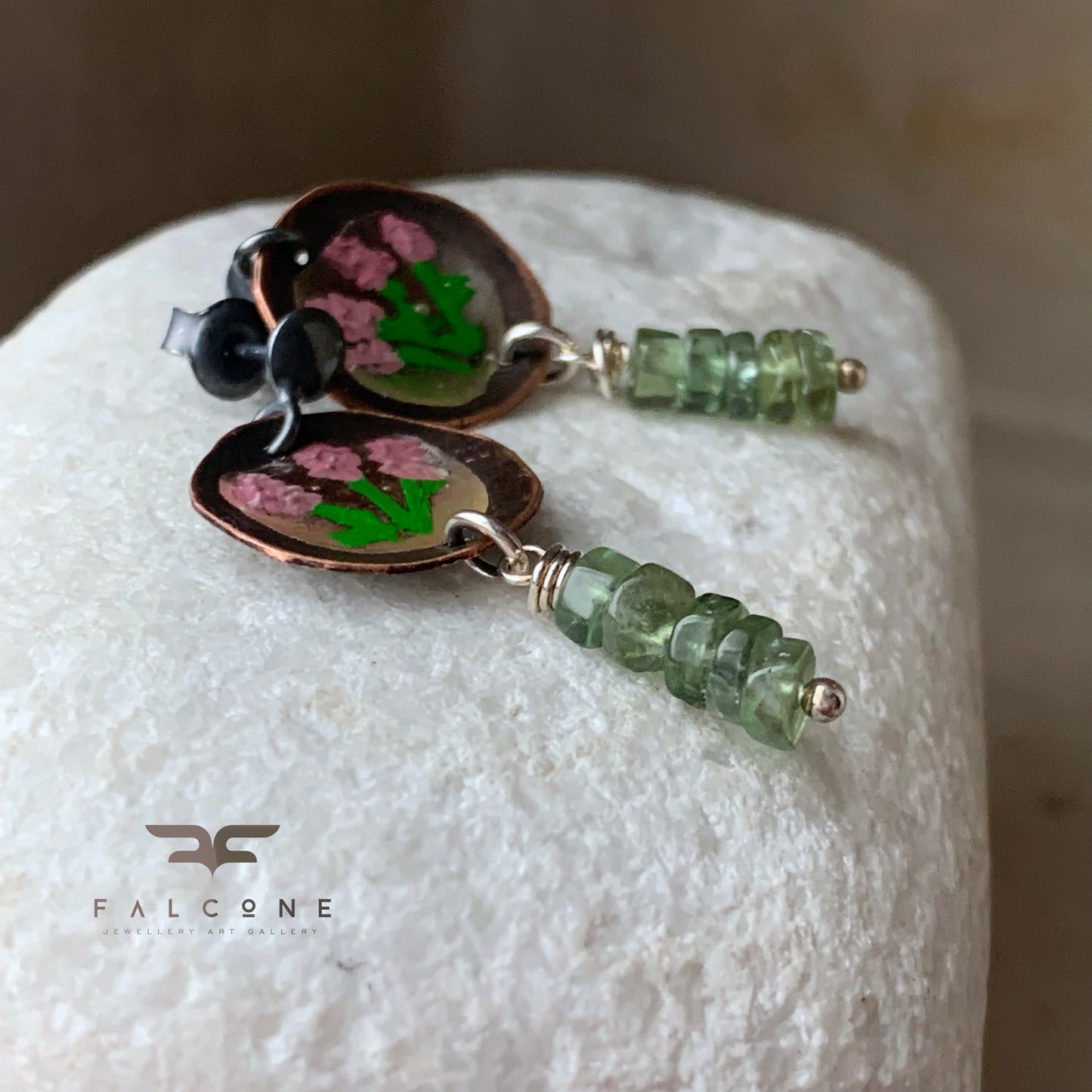 Pendientes de cobre y plata con flores esmaltadas y discos de peridotos 'Flowers in Peridots'