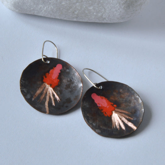 Pendientes grandes de cobre y plata con motivo grabado y esmaltado 'Flores en rojo y rosa'