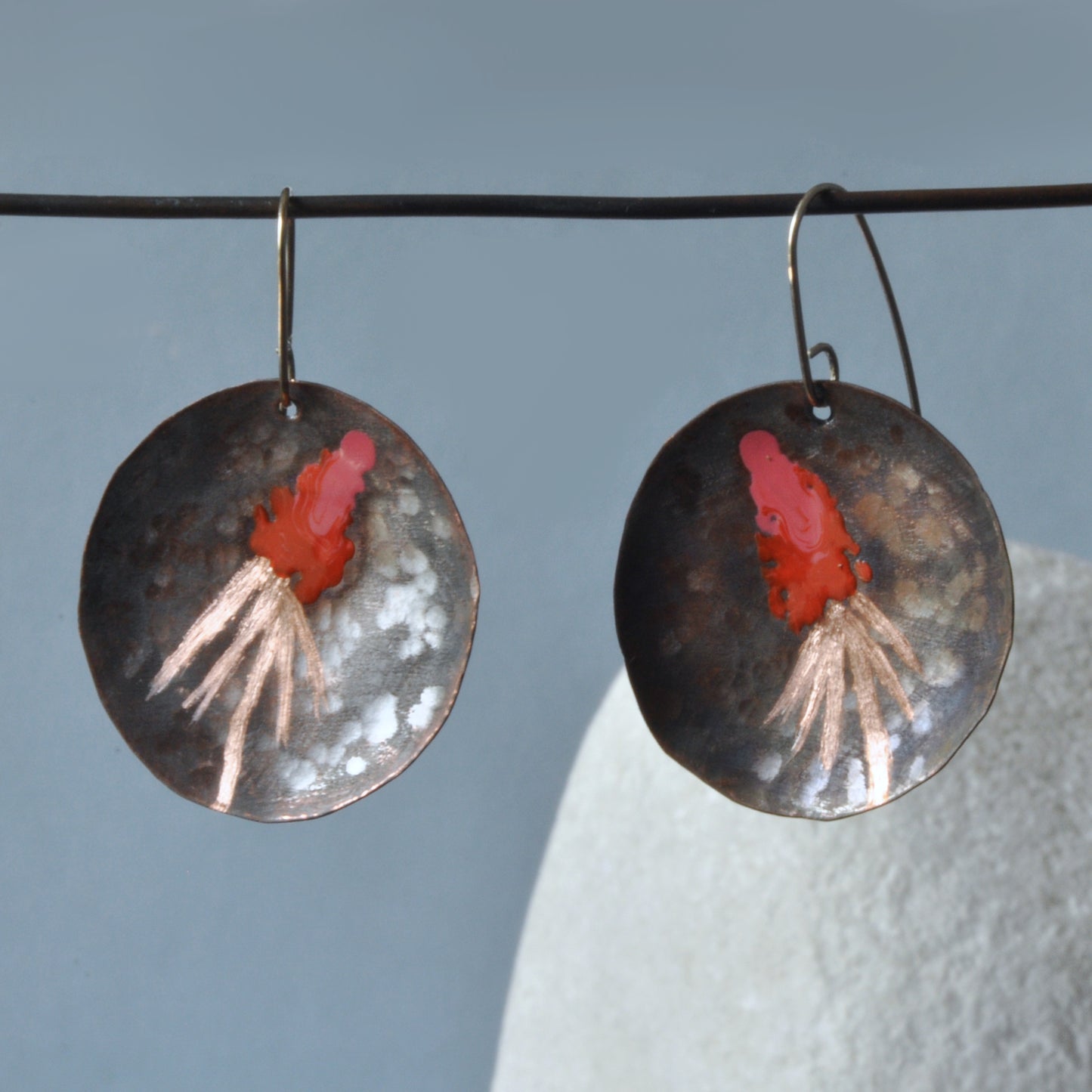 Pendientes grandes de cobre y plata con motivo grabado y esmaltado 'Flores en rojo y rosa'