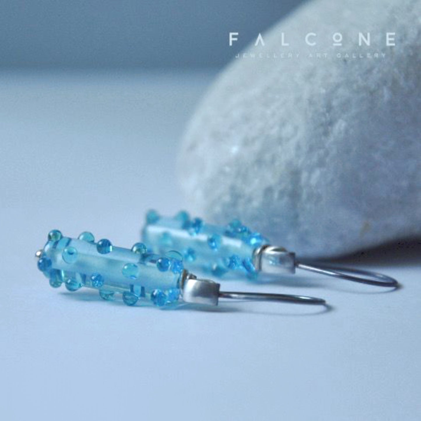 Pendientes de plata con cuentas de cristal hechas a mano en color azul 'Azure'