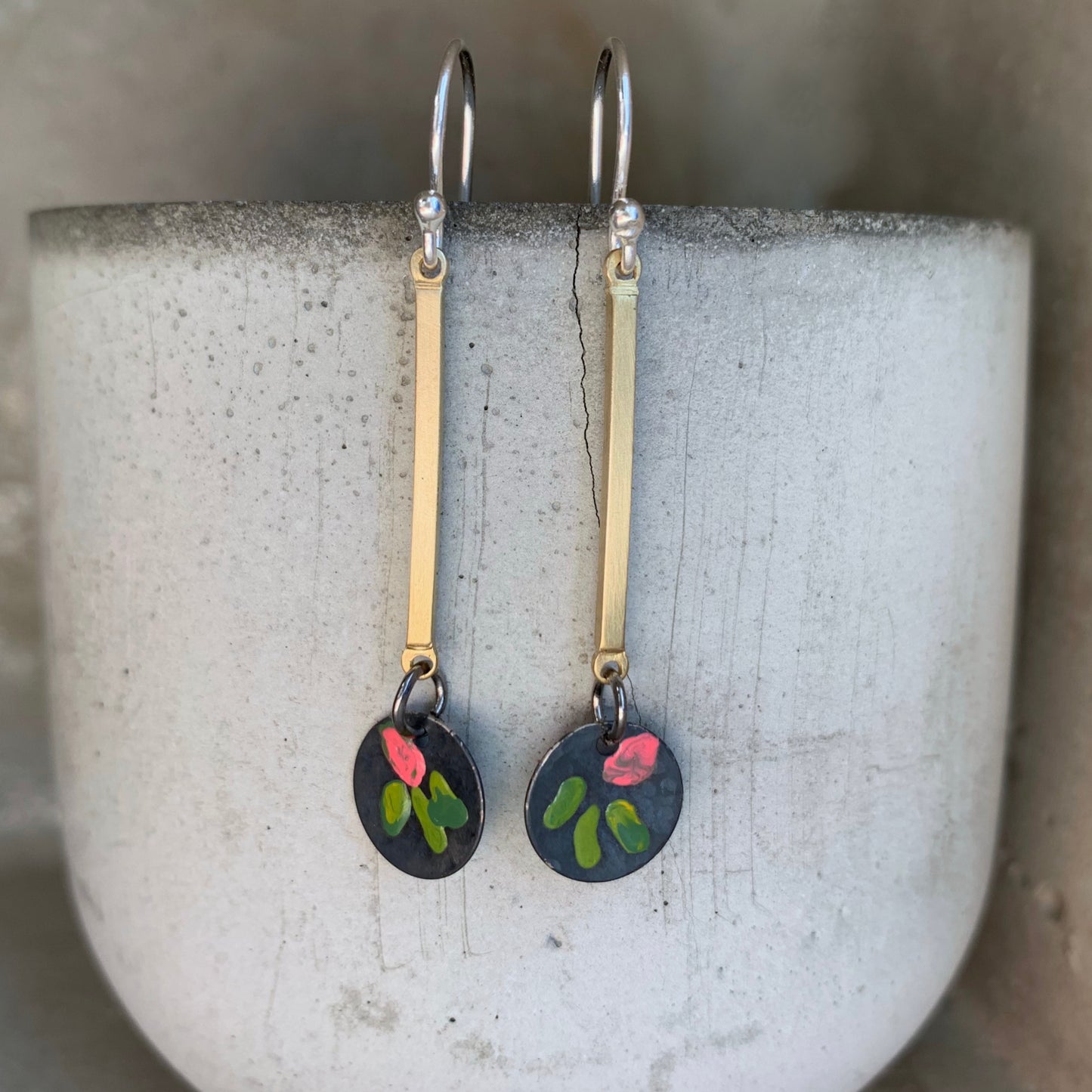 Pendientes de latón y plata 'Tallos de flores silvestres, verde y rosa'