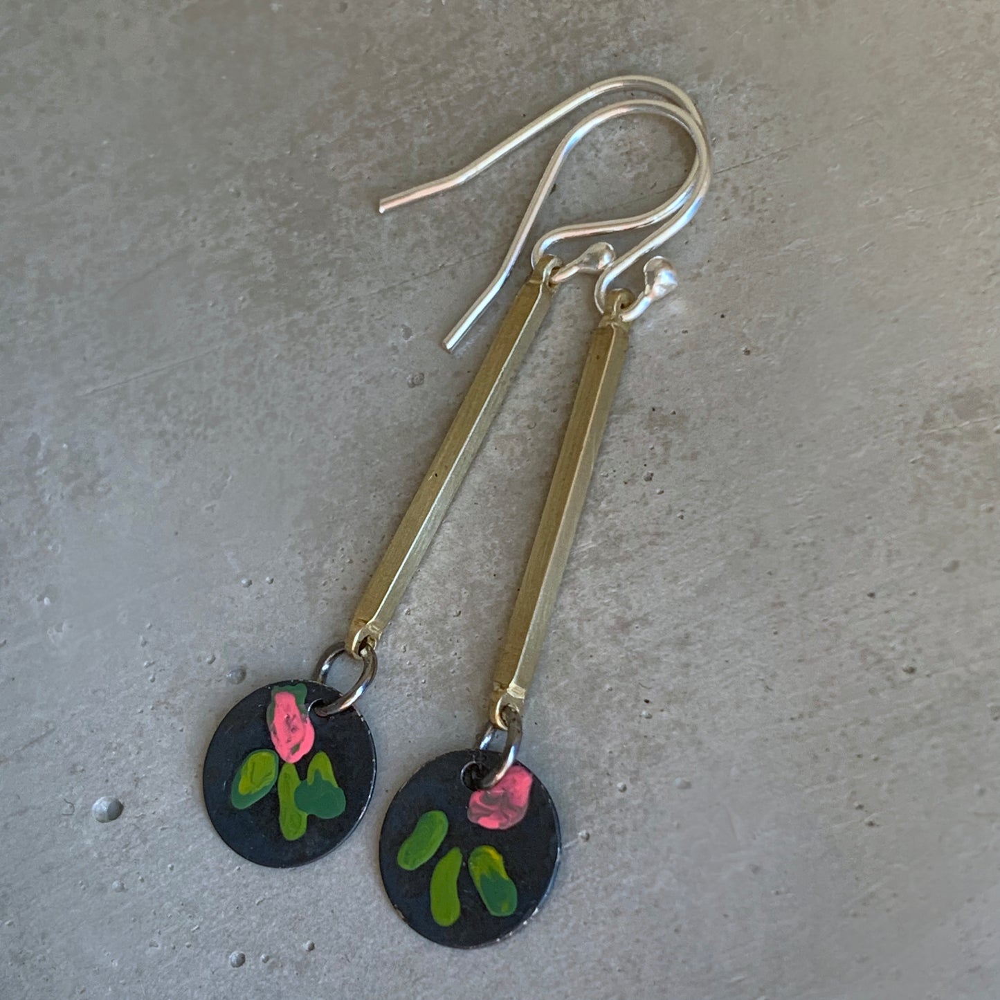 Pendientes de latón y plata 'Tallos de flores silvestres, verde y rosa'