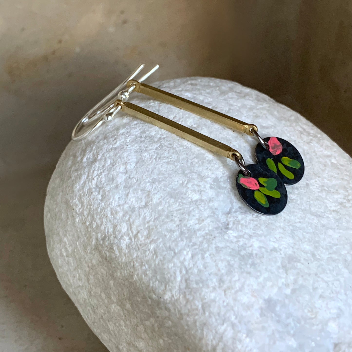 Pendientes de latón y plata 'Tallos de flores silvestres, verde y rosa'