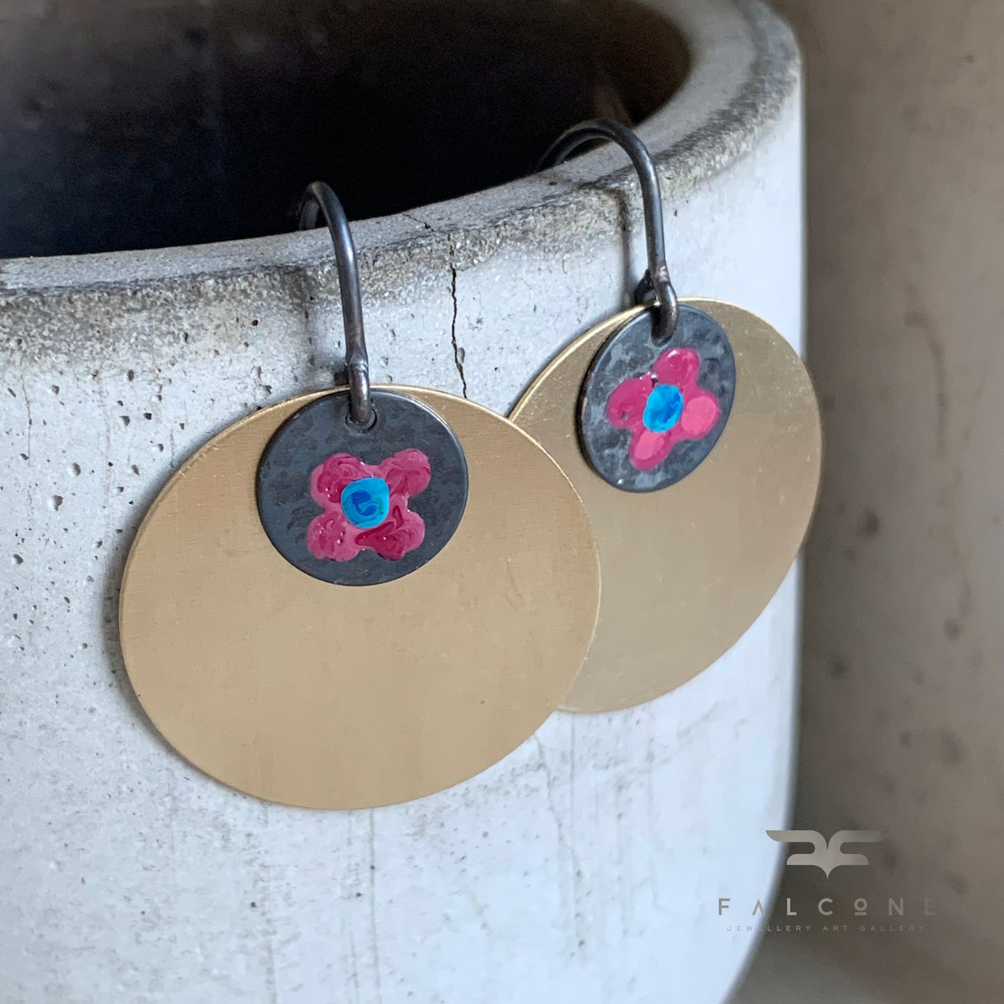 Pendientes de latón y plata 'Flores del campo - Rosa intenso y turquesa'.