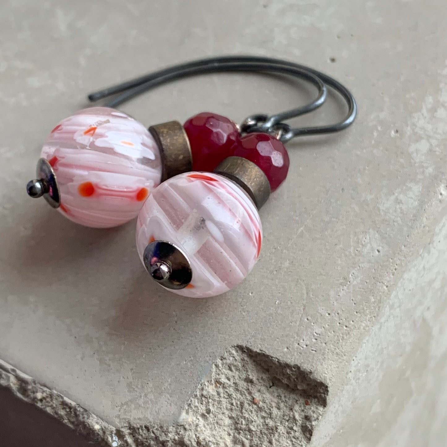 Pendientes de jadeíta, vidrio millefiori y plata de ley 'Millefiori blanco y burdeos'