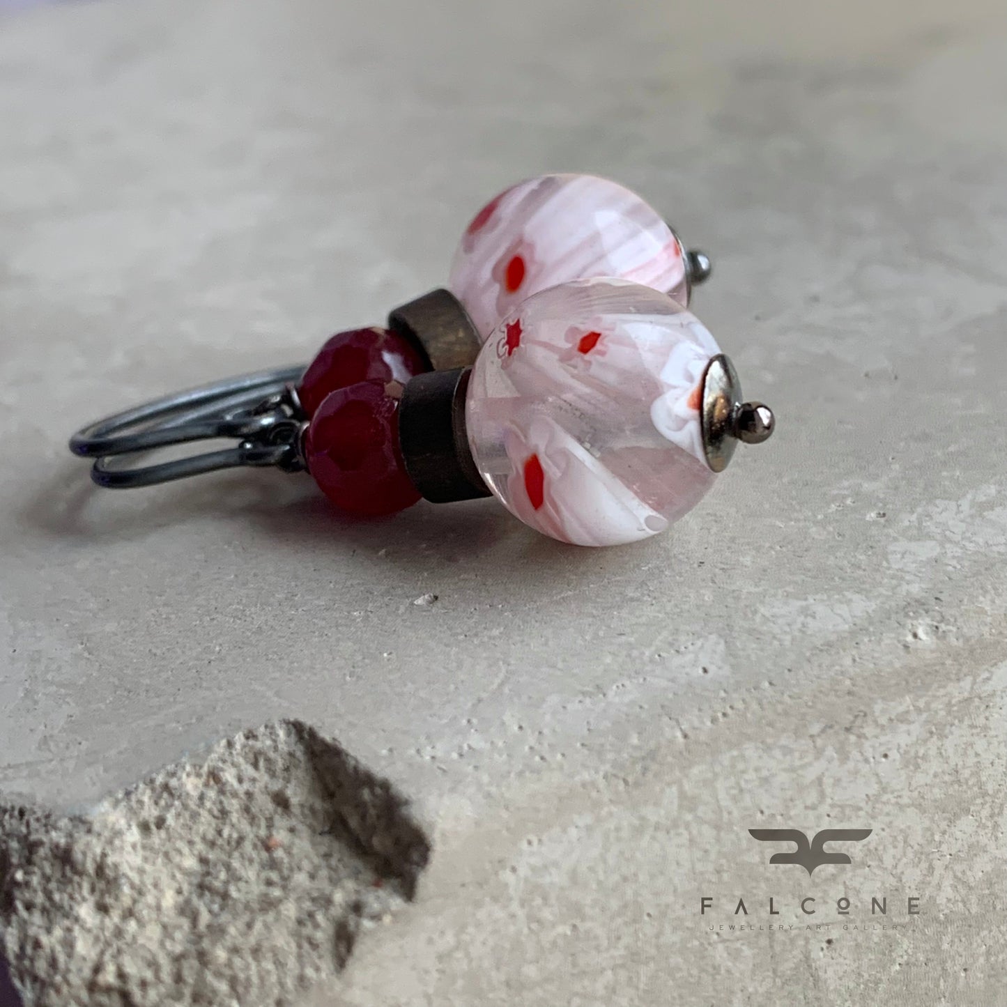 Pendientes de jadeíta, vidrio millefiori y plata de ley 'Millefiori blanco y burdeos'