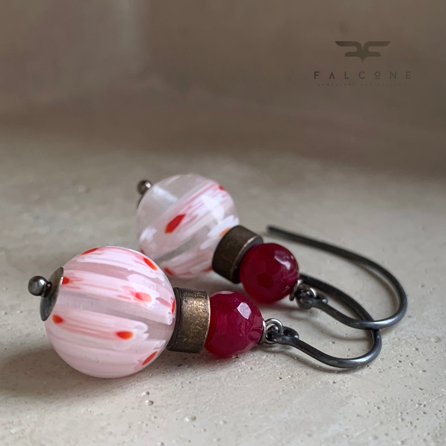 Pendientes de jadeíta, vidrio millefiori y plata de ley 'Millefiori blanco y burdeos'