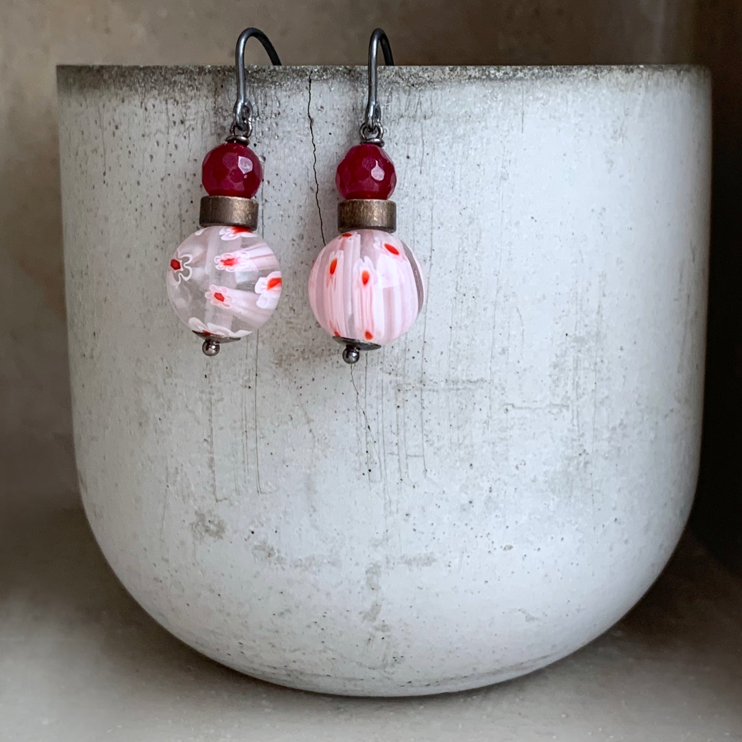 Pendientes de jadeíta, vidrio millefiori y plata de ley 'Millefiori blanco y burdeos'