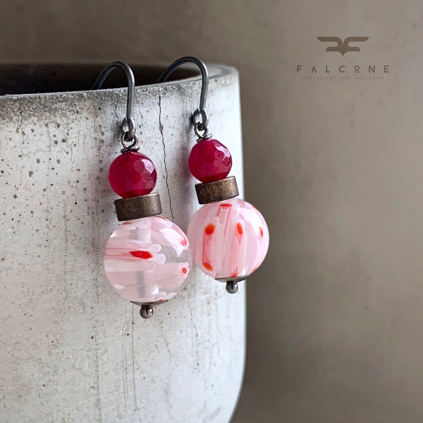 Pendientes de jadeíta, vidrio millefiori y plata de ley 'Millefiori blanco y burdeos'