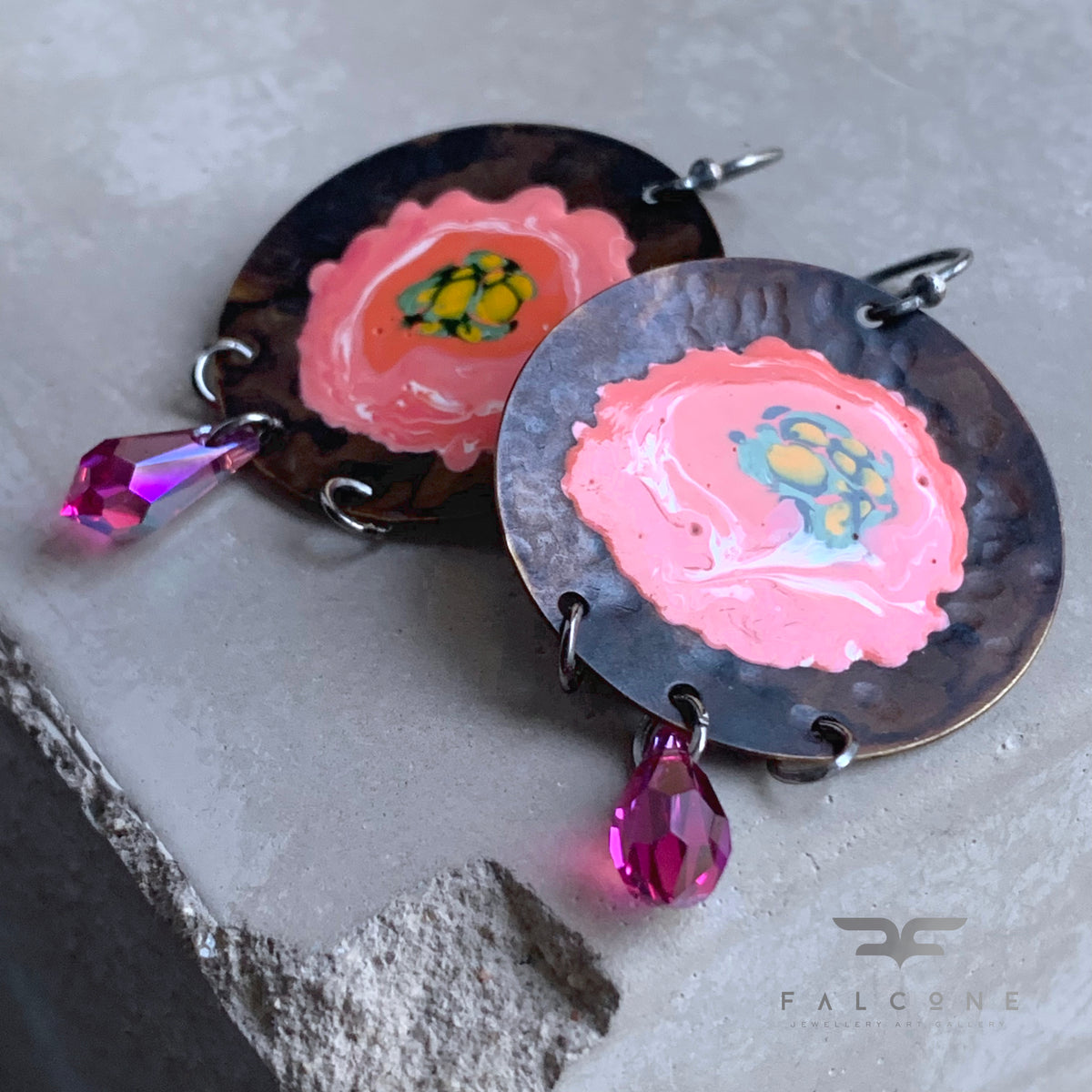 Pendientes de latón, cristales de Swarovski y plata de ley ‘Nenúfares rosas y Swarovski fucsia’