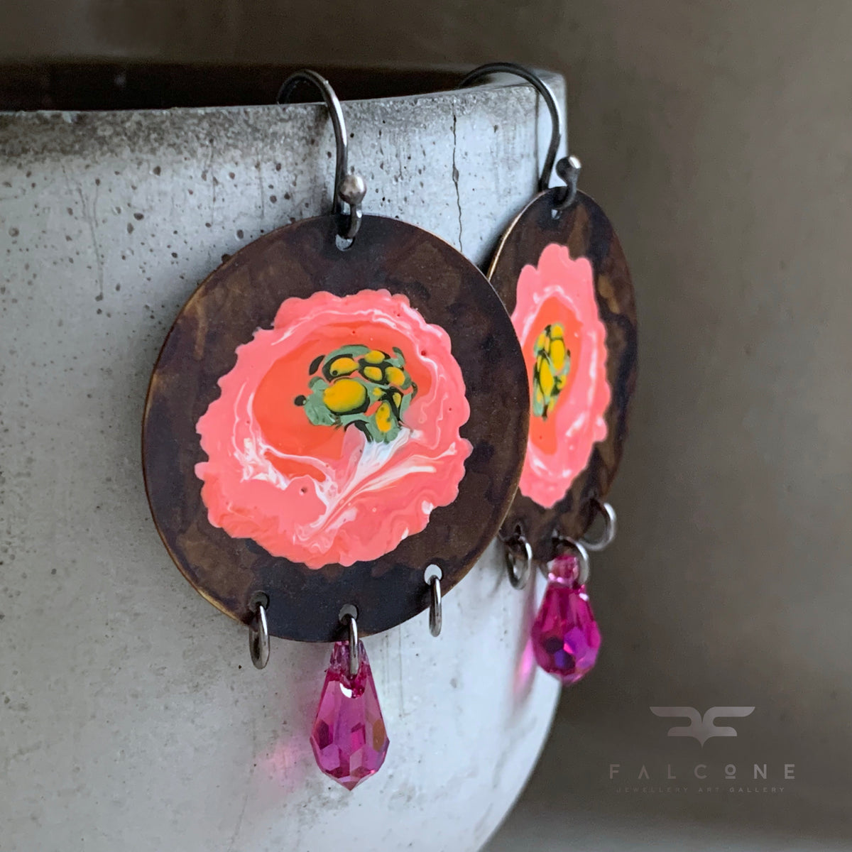 Pendientes de latón, cristales de Swarovski y plata de ley ‘Nenúfares rosas y Swarovski fucsia’