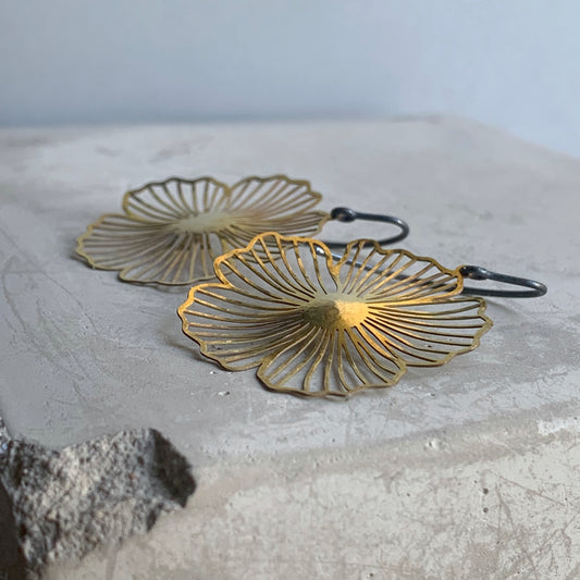 Pendientes de latón y plata 'Flores sutiles de latón'