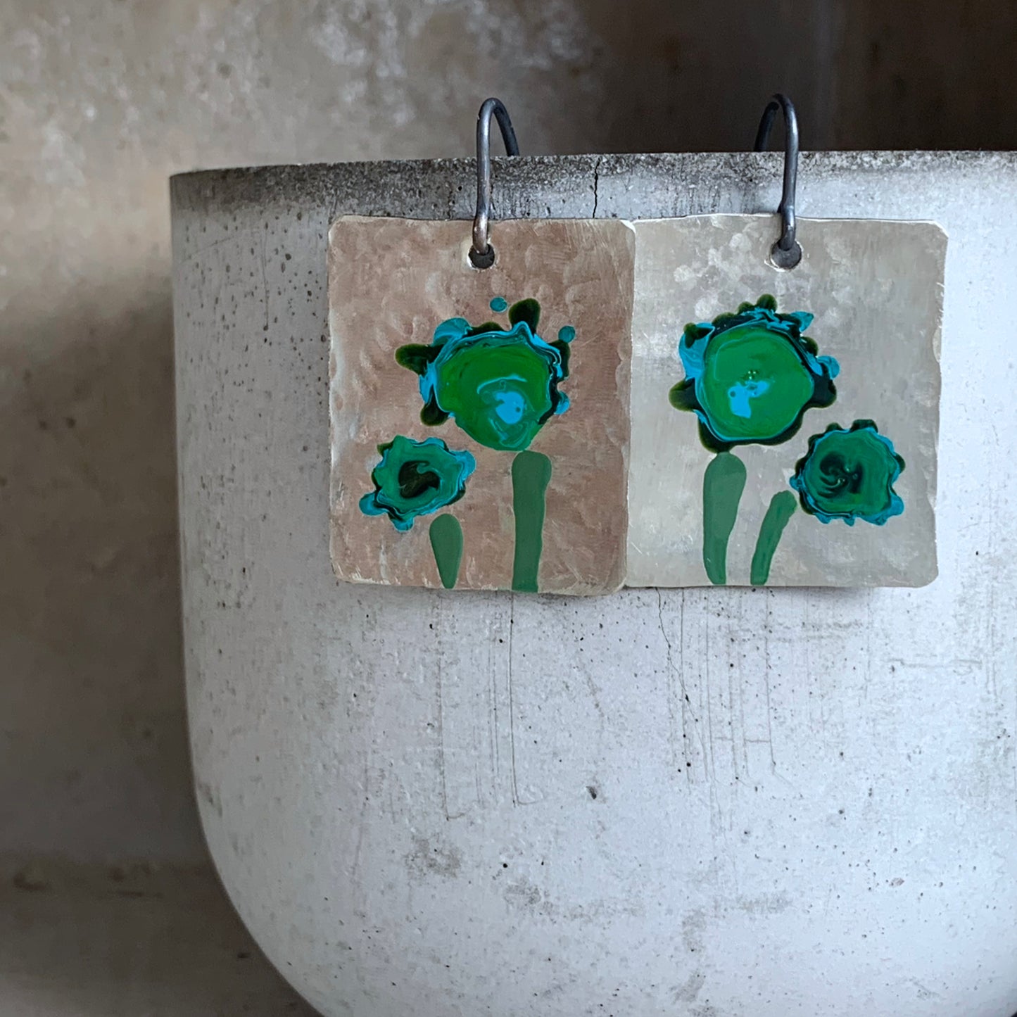 Pendientes esmaltados de latón blanco - joyería única hecha a mano 'Flores en verde esmeralda'