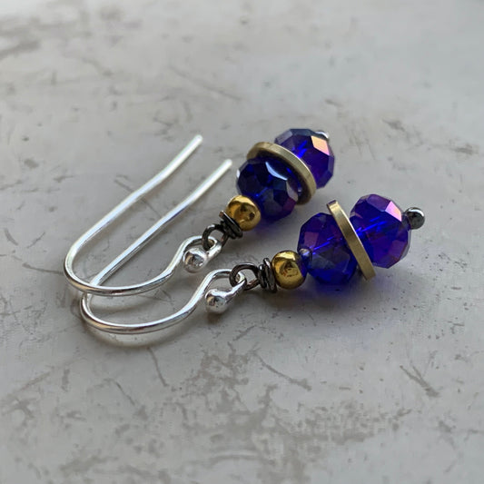 Pendientes de latón, plata y cristal 'Zafiro oscuro con anillos dorados'