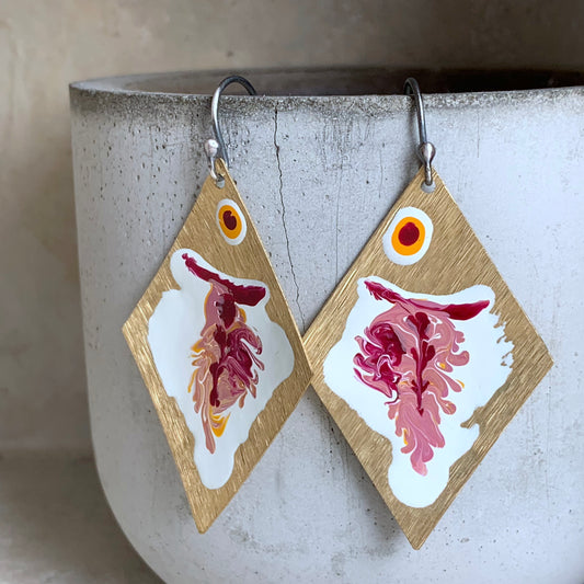 Pendientes de latón esmaltado y plata 'Big Fish. Blanco y rosa, con detalles en amarillo'