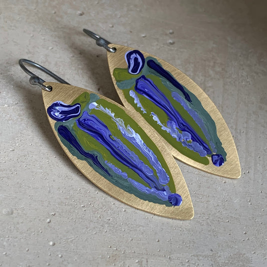 Pendientes de latón y plata 'Pez oliva con morado y lavanda'