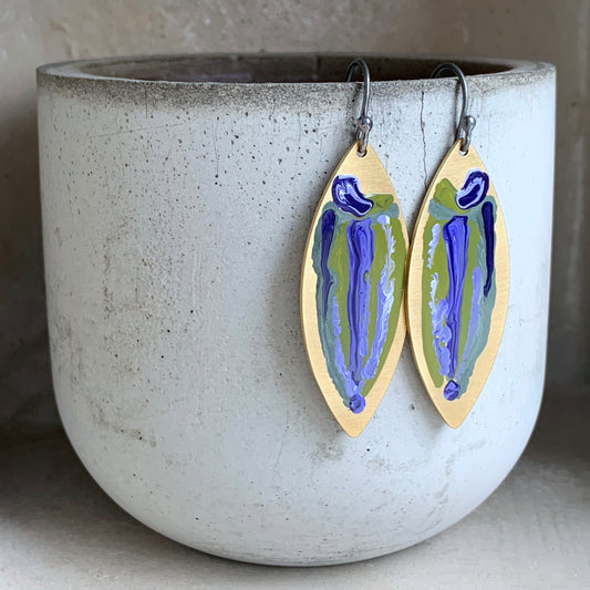 Pendientes de latón y plata 'Pez oliva con morado y lavanda'
