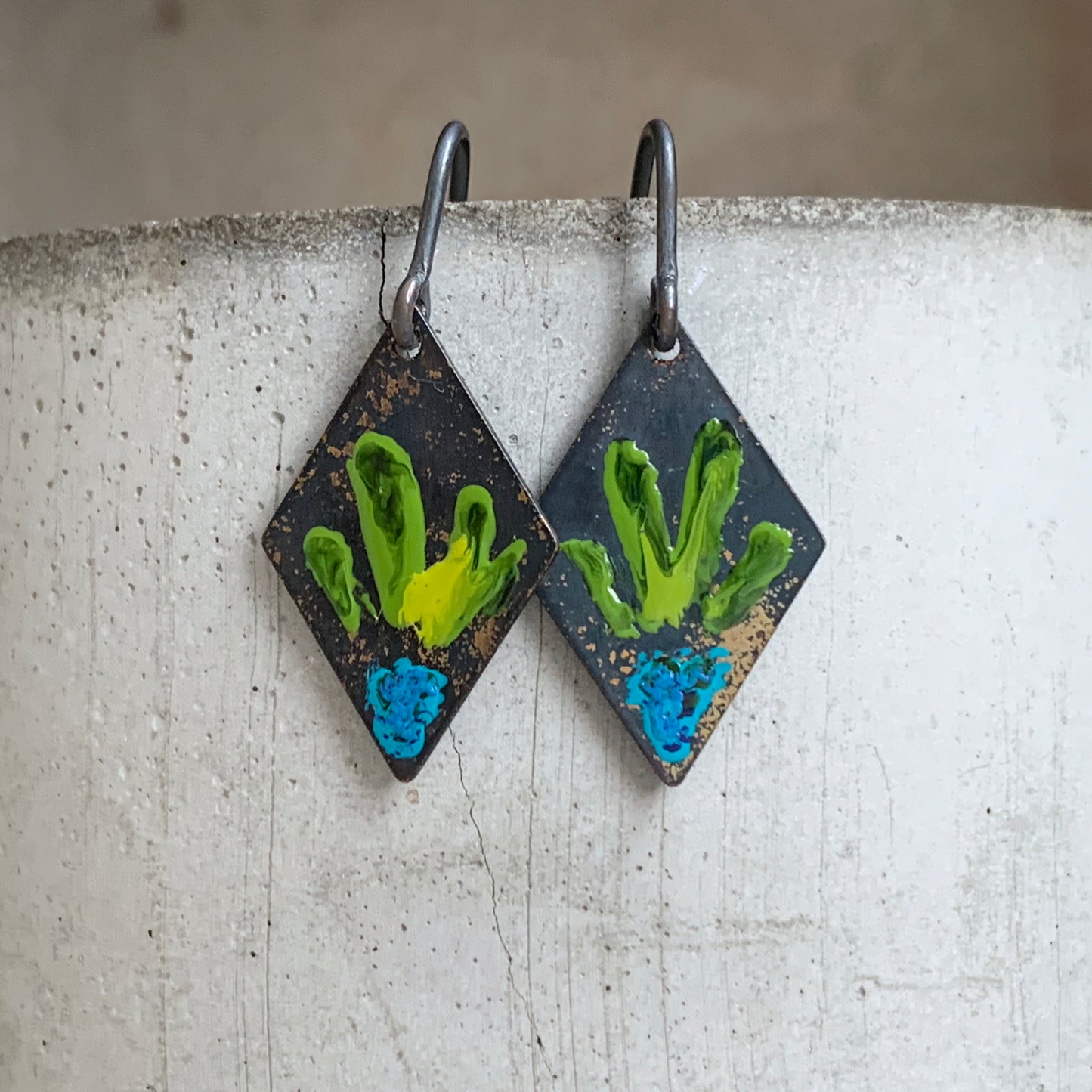 Pendientes de latón y plata 'Pequeñas flores - Azul y verde limón'