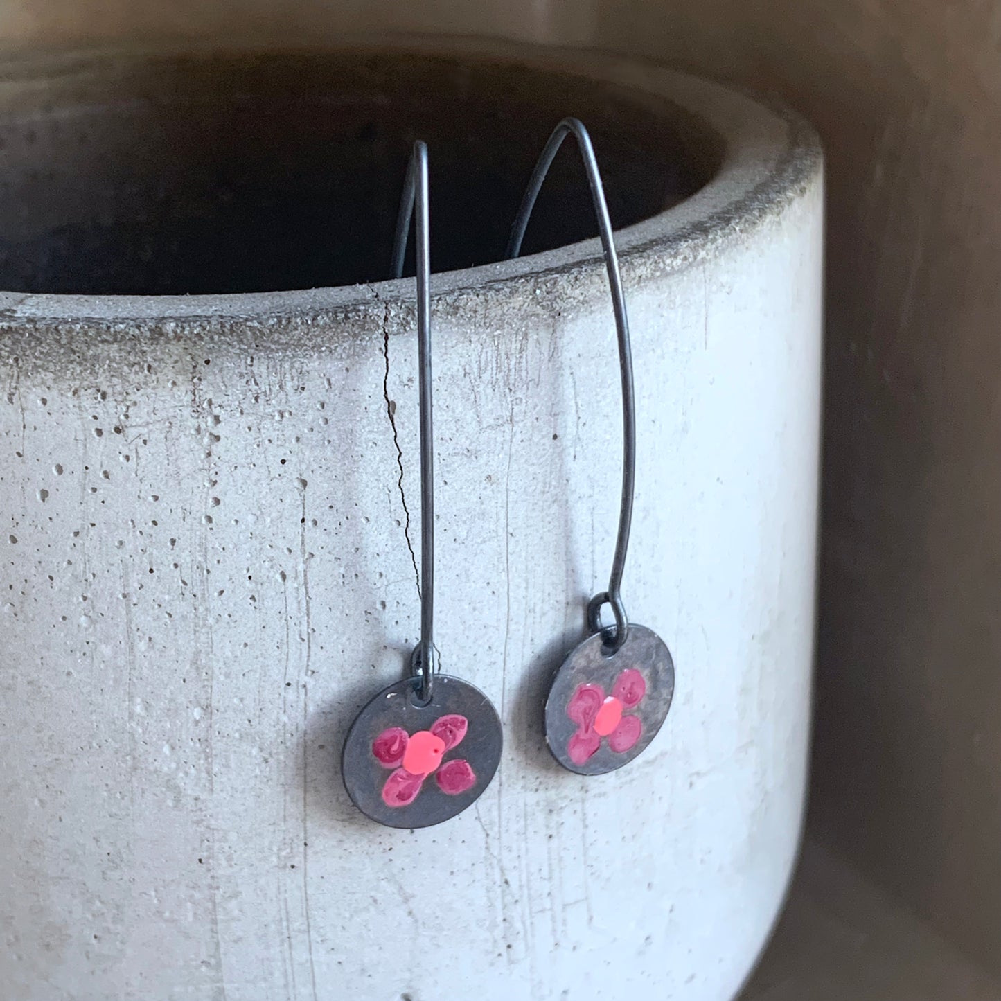 Pendientes de plata con esmalte 'Flores silvestres - Rubí y rosa'