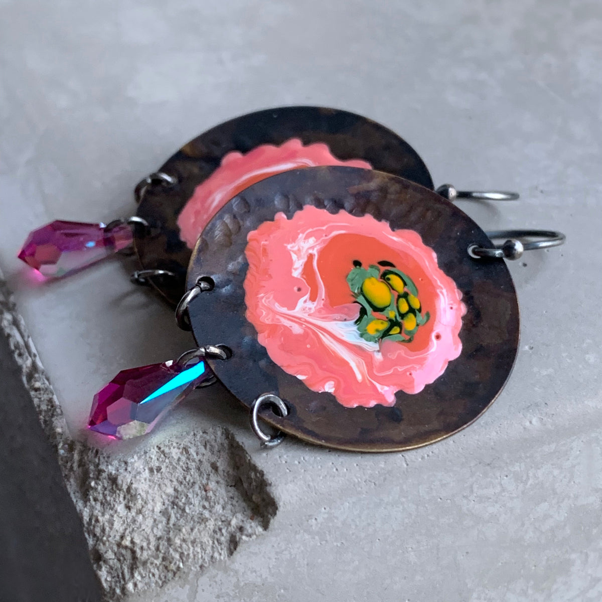 Pendientes de latón, cristales de Swarovski y plata de ley ‘Nenúfares rosas y Swarovski fucsia’