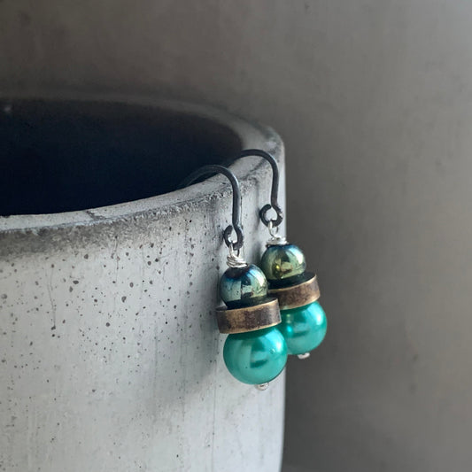 Pendientes de latón, plata, hematita y perlas de cristal 'Escarabajo verde'