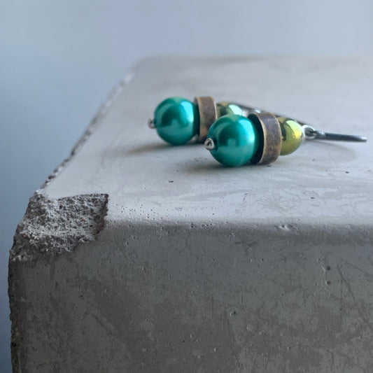 Pendientes de latón, plata, hematita y perlas de cristal 'Escarabajo verde'