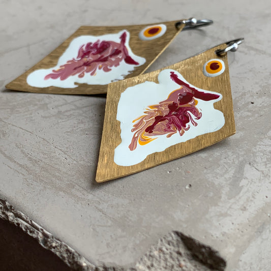 Pendientes de latón esmaltado y plata 'Big Fish. Blanco y rosa, con detalles en amarillo'