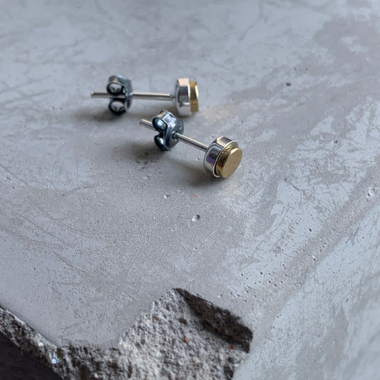 Pendientes tipo botón de plata y latón 'Plata con latón'