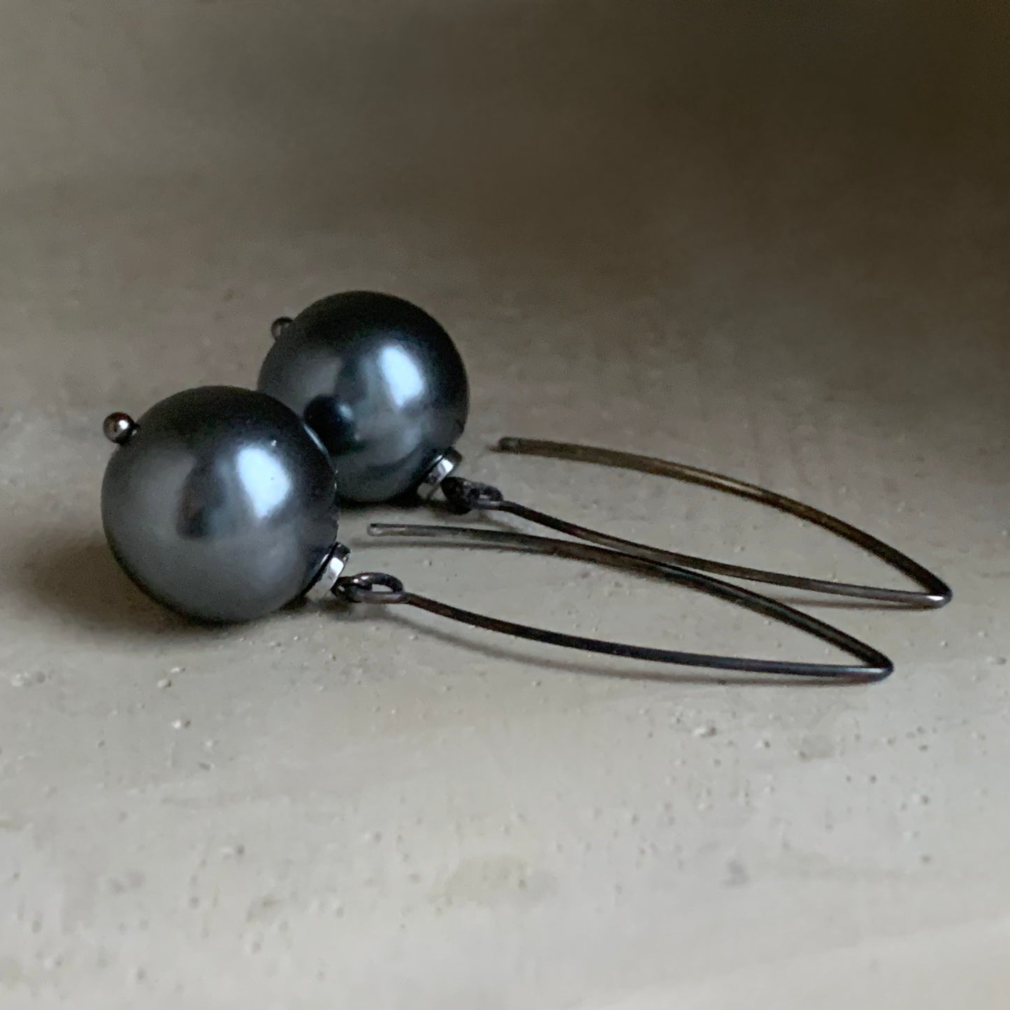 Pendientes con perlas esféricas ‘Gris’
