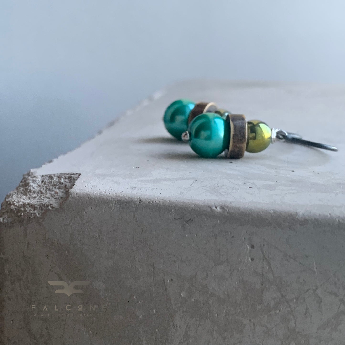 Pendientes de latón, plata, hematita y perlas de cristal 'Escarabajo verde'