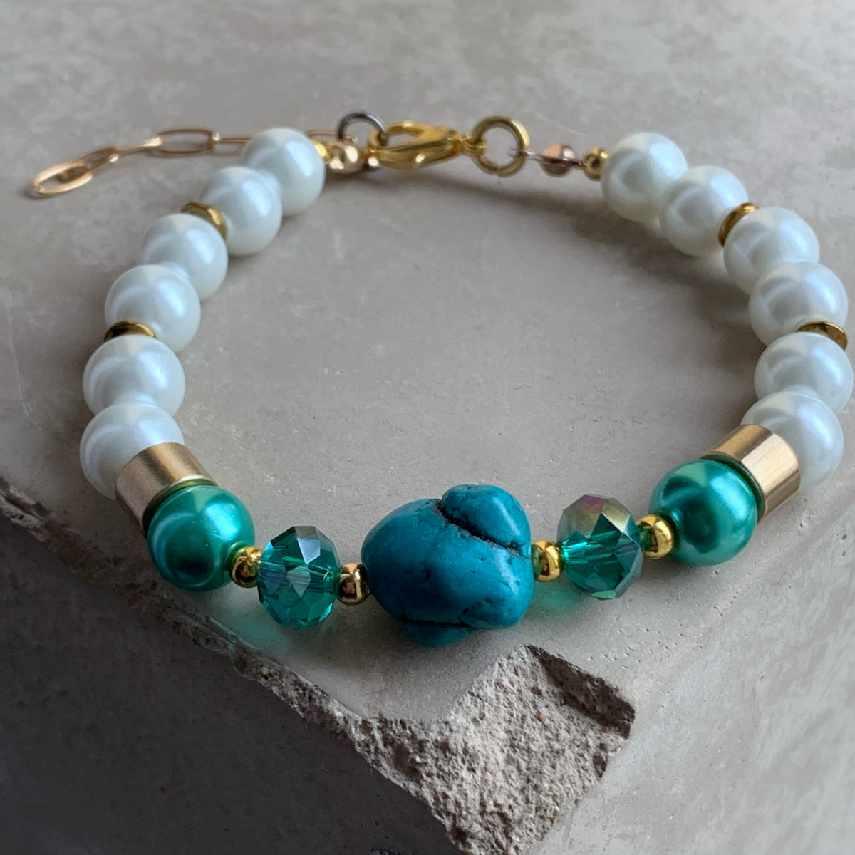 Howlite, Glass Pearl and Brass Bracelet ‘Howlite & Pearls’