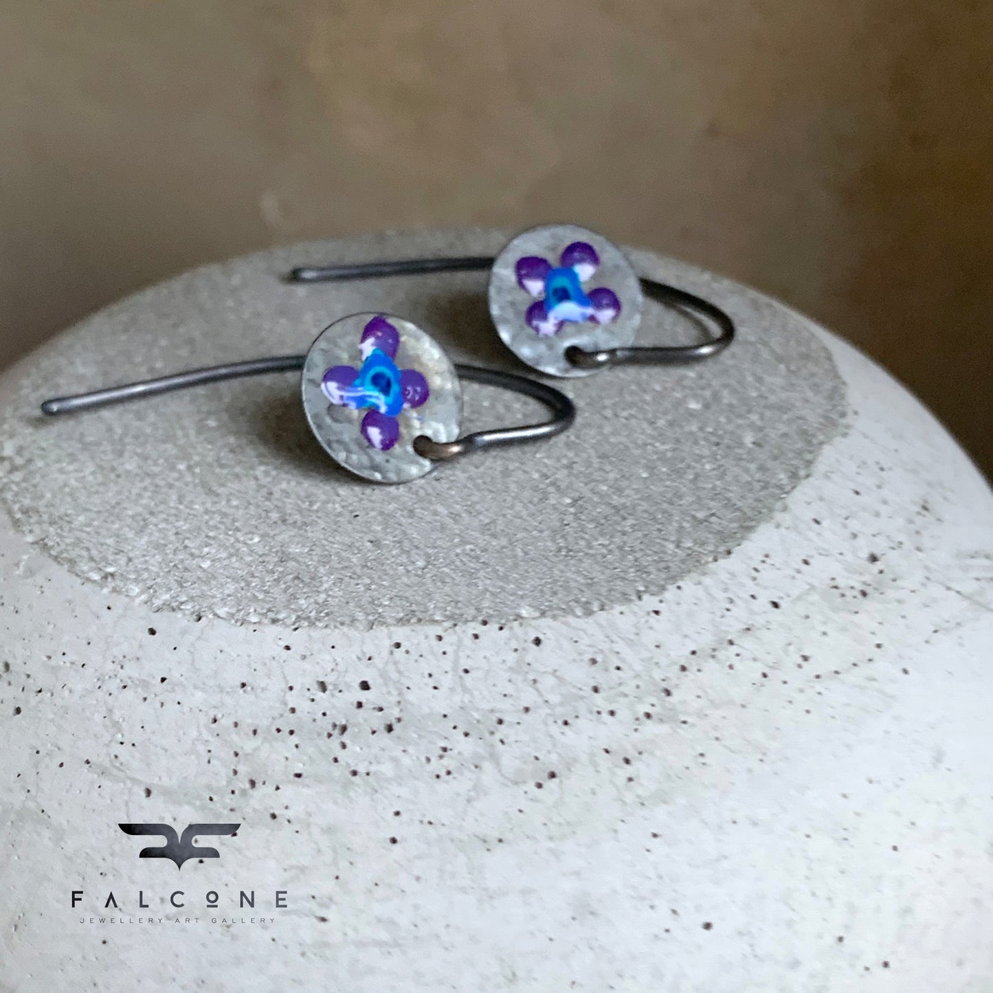 Pendientes de plata esmaltada 'Flores de campo - púrpura oscuro y azul'