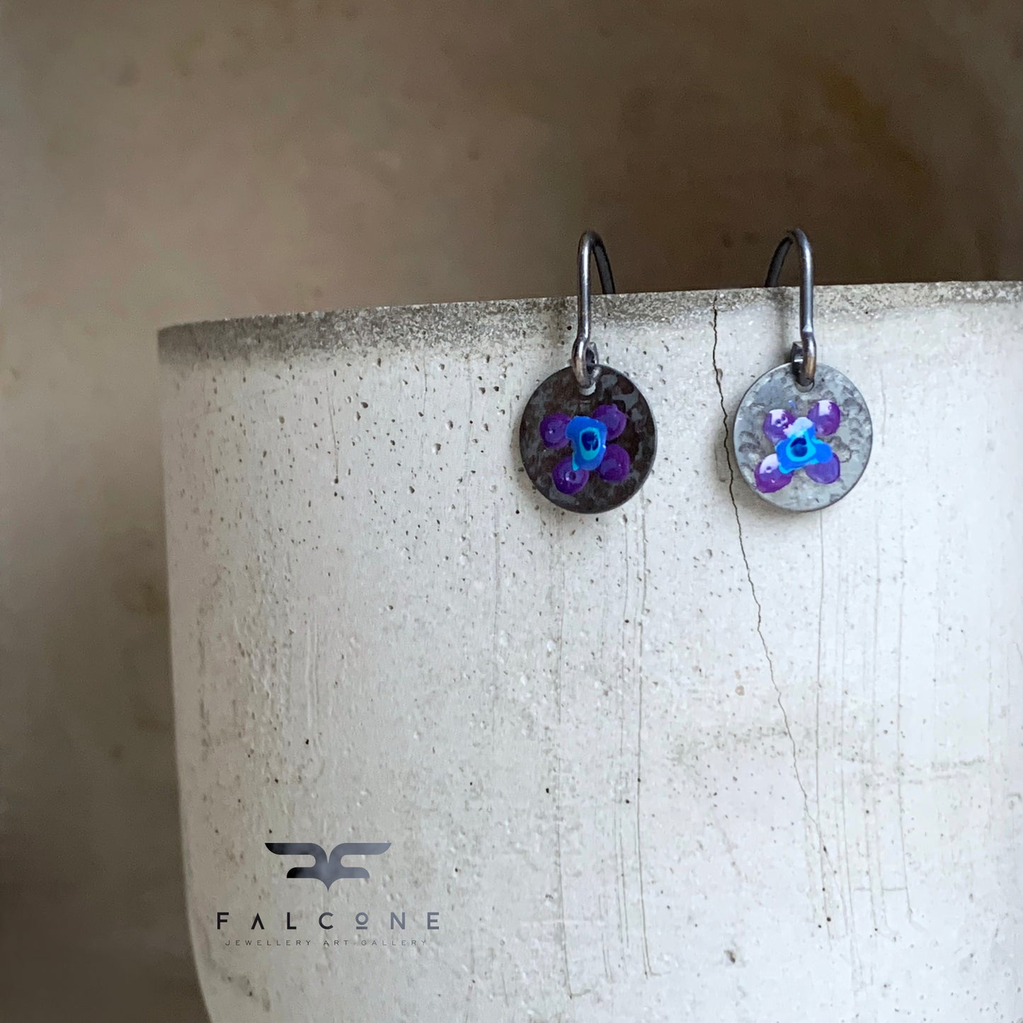 Pendientes de plata esmaltada 'Flores de campo - púrpura oscuro y azul'