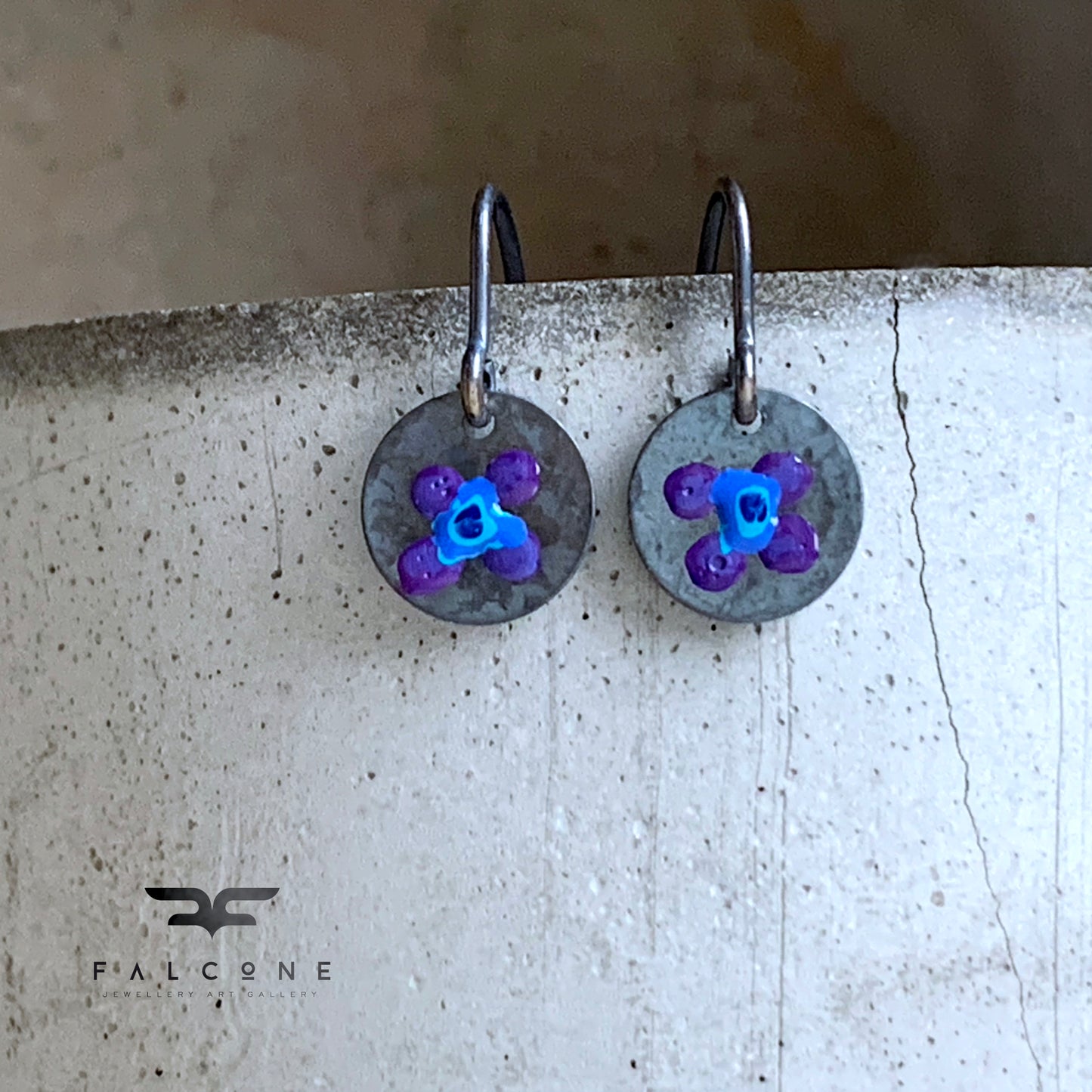 Pendientes de plata esmaltada 'Flores de campo - púrpura oscuro y azul'