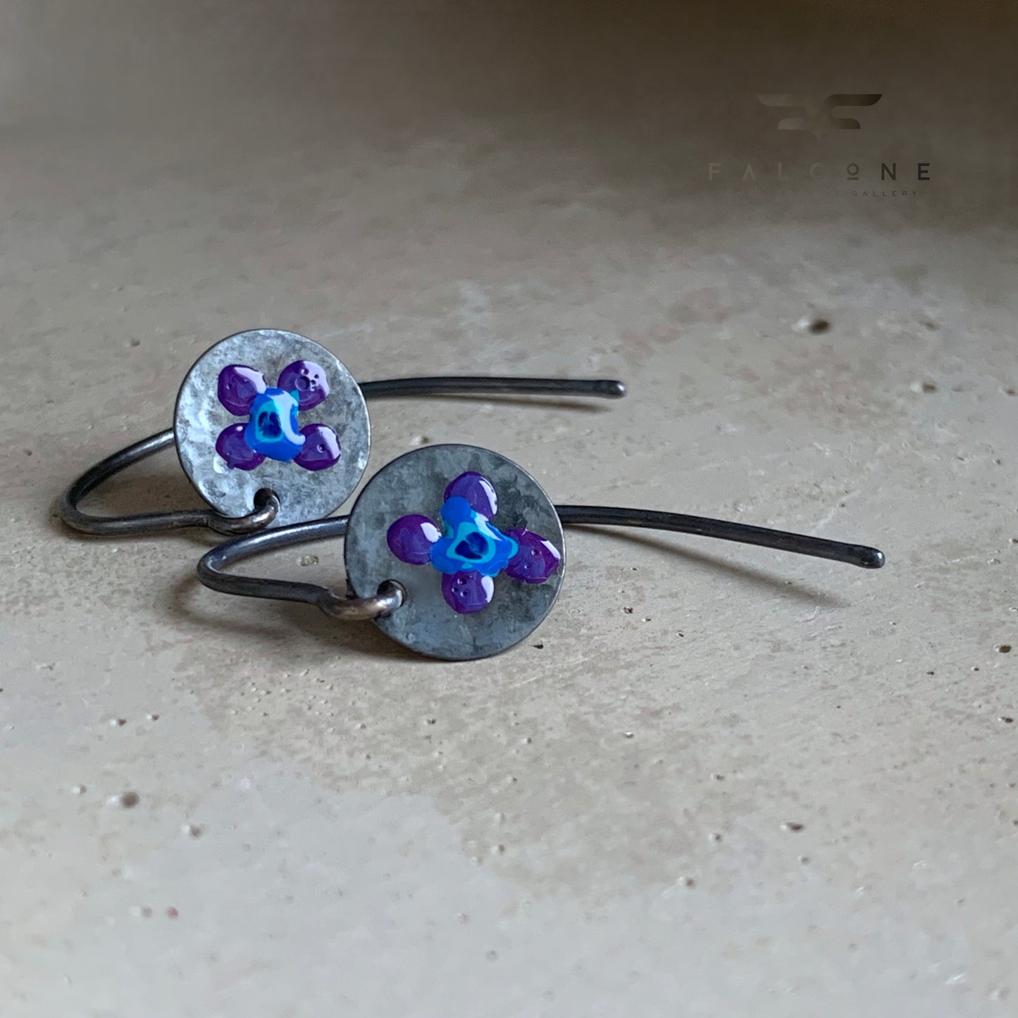 Pendientes de plata esmaltada 'Flores de campo - púrpura oscuro y azul'