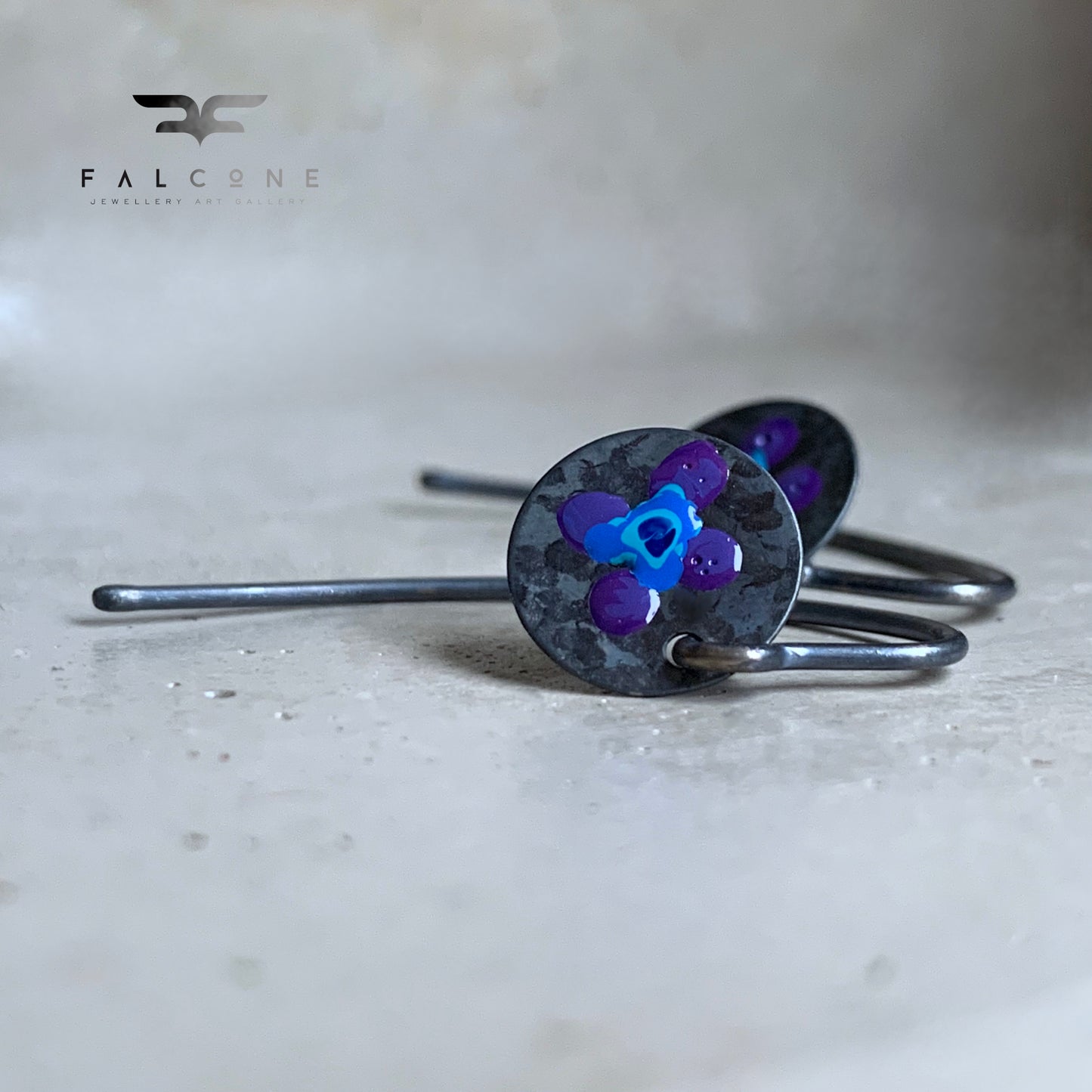 Pendientes de plata esmaltada 'Flores de campo - púrpura oscuro y azul'